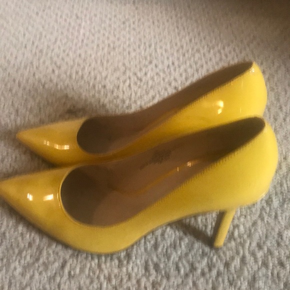 Yellow patent leather heels 7 Nine West - Picture 2 of 5